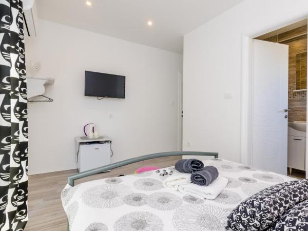 Guest House Nikolina : photo 6 de la chambre chambre double supérieure avec balcon - vue sur mer