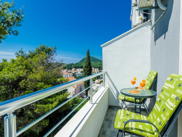 Guest House Nikolina : photo 1 de la chambre chambre double supérieure avec balcon - vue sur mer