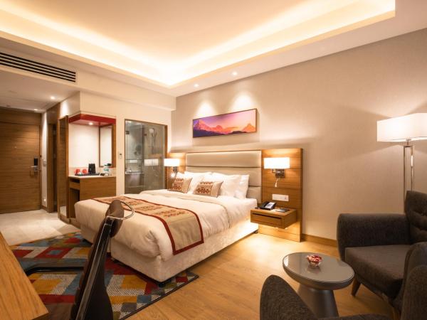 Ramada Encore by Wyndham Kathmandu Thamel : photo 9 de la chambre deluxe king room,with balcony and city view - non smoking (10% off on food and soft beverages)