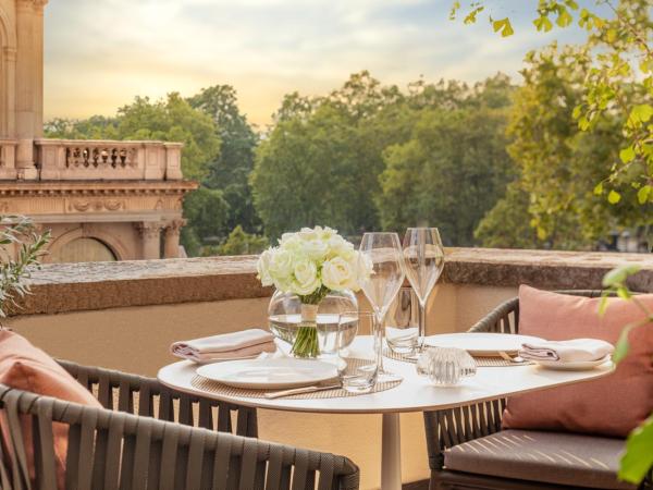 Four Seasons Hotel London at Park Lane : photo 1 de la chambre grande suite avec lit king-size
