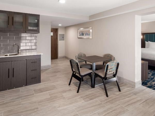 Best Western Plus Executive Residency Nashville : photo 3 de la chambre suite lit king-size avec douche accessible en fauteuil roulant - adaptée aux personnes à mobilité réduite - non-fumeurs