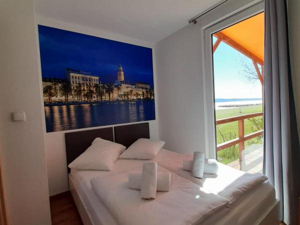 Mobile Homes Camp Galeb : photo 2 de la chambre relax comfort three-bedroom mobile with terrace, seaside