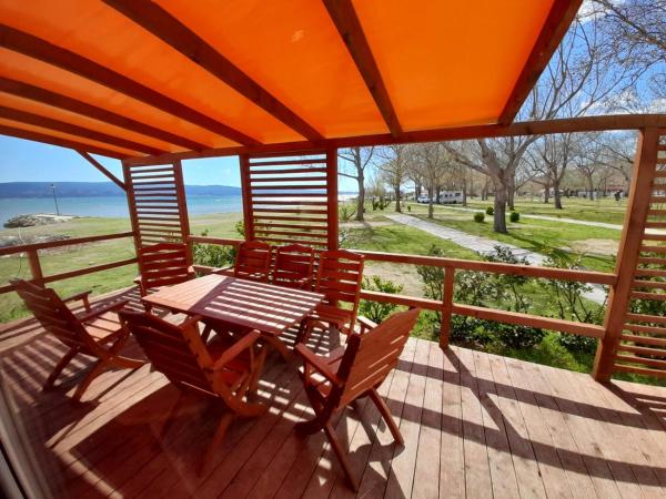 Mobile Homes Camp Galeb : photo 1 de la chambre relax comfort three-bedroom mobile with terrace, seaside