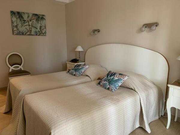 Le Castelet des Alpilles : photo 8 de la chambre chambre double supérieure avec terrasse ou balcon