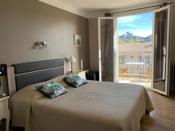 Le Castelet des Alpilles : photo 5 de la chambre chambre double supérieure avec terrasse ou balcon