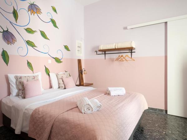 Kalamata Art Rooms : photo 5 de la chambre chambre double ou lits jumeaux deluxe avec balcon