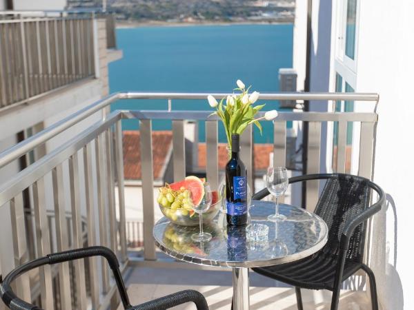 Hotel Buenavista Beach House Trogir : photo 8 de la chambre chambre double deluxe - vue latérale sur mer