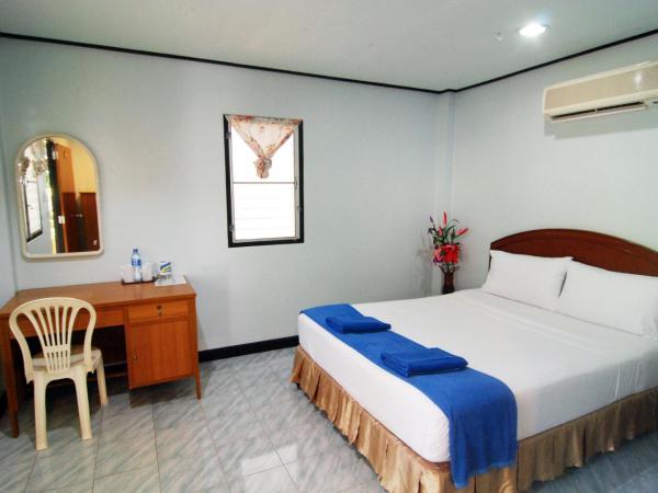 Lanta Coral Beach Resort : photo 2 de la chambre bungalow avec climatisation