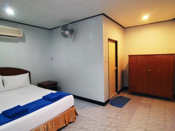 Lanta Coral Beach Resort : photo 3 de la chambre bungalow avec climatisation