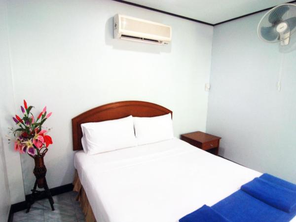 Lanta Coral Beach Resort : photo 5 de la chambre bungalow avec climatisation