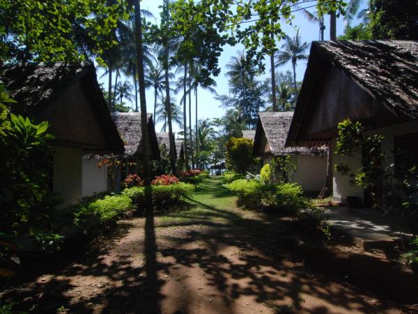 Lanta Coral Beach Resort : photo 6 de la chambre bungalow double avec ventilateur