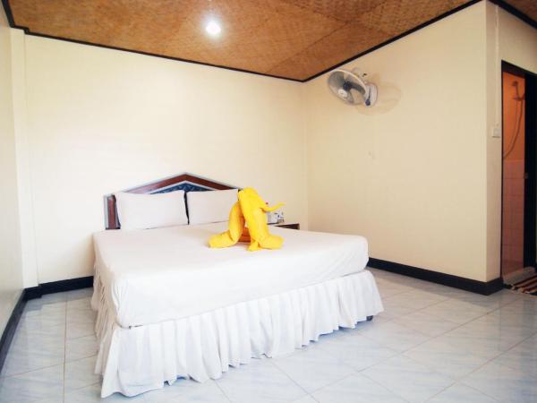 Lanta Coral Beach Resort : photo 3 de la chambre bungalow double avec ventilateur