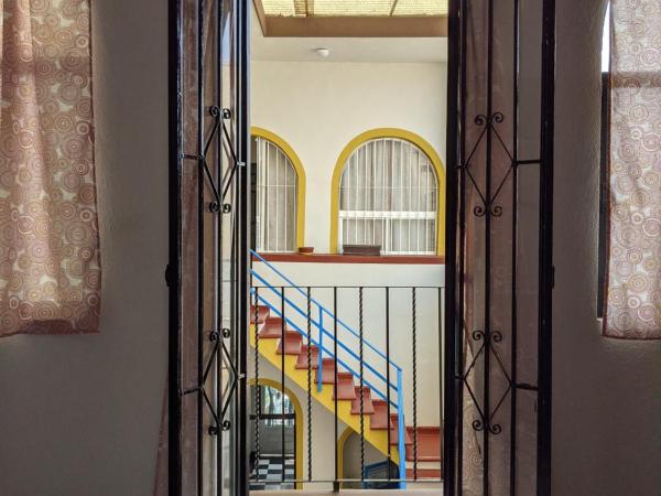 My Family In Monterrey - Hostel : photo 6 de la chambre chambre quadruple avec balcon