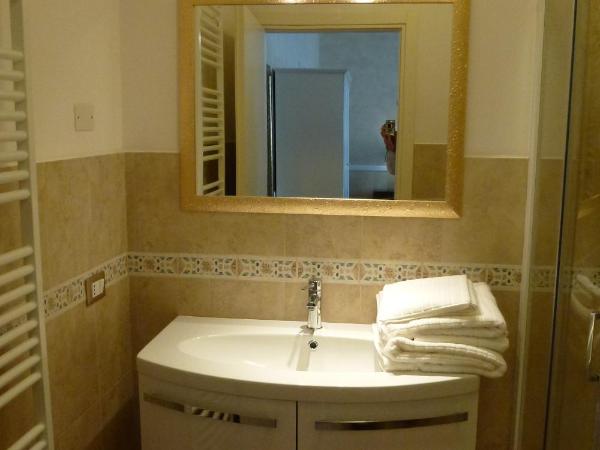 Lady Verona Residence : photo 1 de la chambre chambre double de luxe avec balcon - vue sur rivière