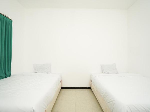 Merapi Inn Surabaya by ecommerceloka : photo 7 de la chambre chambre lits jumeaux standard
