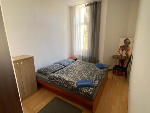 U Betty - Ostrava Centrum : photo 7 de la chambre petite chambre lits jumeaux avec salle de bains commune