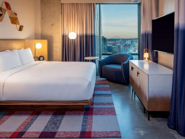 Hyatt Centric Downtown Portland : photo 2 de la chambre chambre d'angle avec lit king-size - vue sur ville