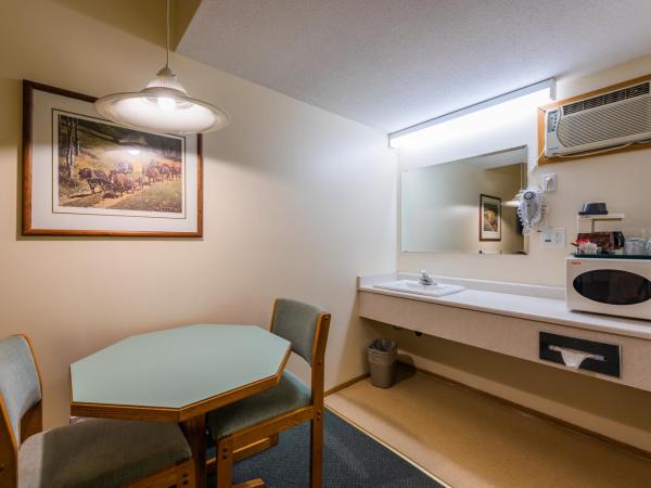 The Ranchland Inn Kamloops : photo 3 de la chambre chambre avec 2 grands lits queen-size 