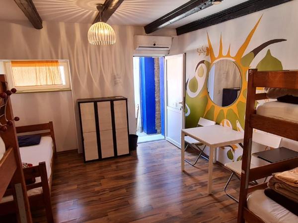 The Lazy Monkey Hostel & Apartments : photo 1 de la chambre lit dans dortoir mixte de 6 lits