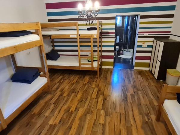 The Lazy Monkey Hostel & Apartments : photo 1 de la chambre lit dans dortoir de 8 lits