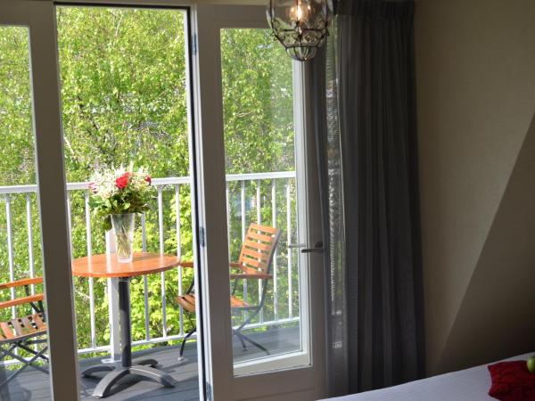 Alp Hotel : photo 4 de la chambre chambre lits jumeaux avec baignoire spa et balcon - vue sur jardin