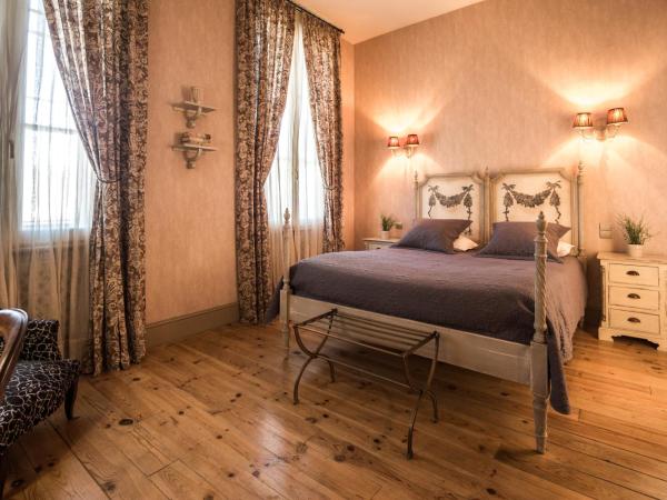 Historic manor, medieval town 10 minutes walk, private parking, garden : photo 8 de la chambre appartement - rez-de-chaussée