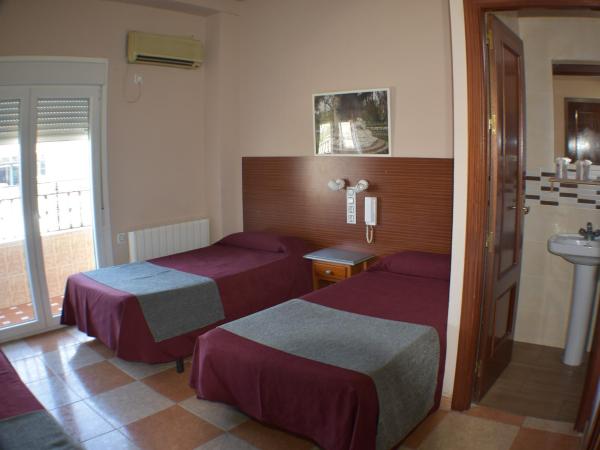Hostal Alamare : photo 7 de la chambre chambre triple
