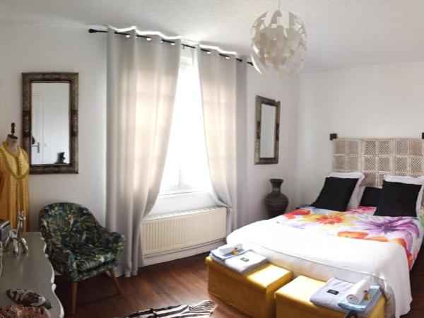 Chambre d'hote Le clos Valmont : photo 3 de la chambre chambre lit king-size - vue sur jardin