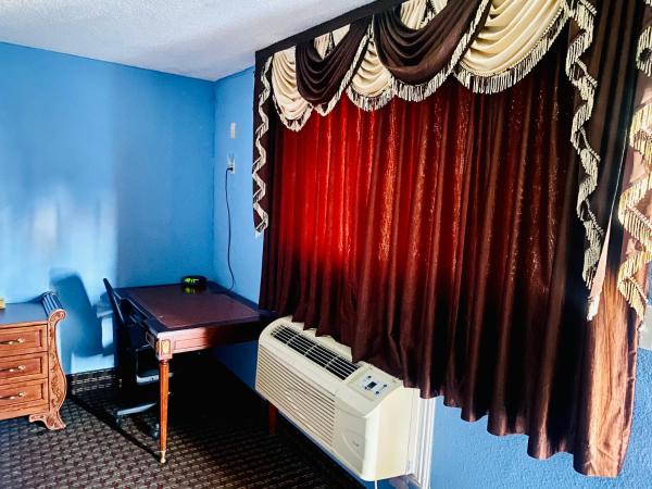 A Fisher's Inn Motel : photo 6 de la chambre chambre lit queen-size - non-fumeurs