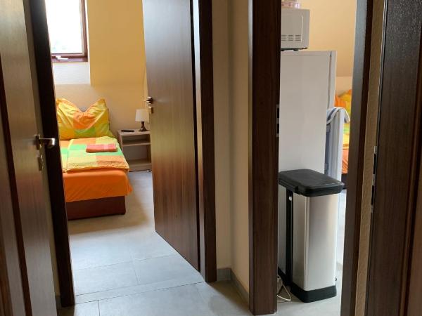 Balaton Kinizsi Apartman : photo 1 de la chambre chambre familiale