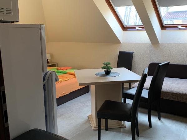 Balaton Kinizsi Apartman : photo 8 de la chambre chambre familiale