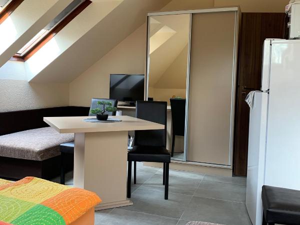 Balaton Kinizsi Apartman : photo 10 de la chambre chambre familiale