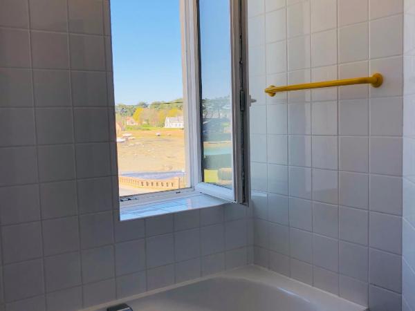 L'Albatros : photo 9 de la chambre appartement - vue sur mer
