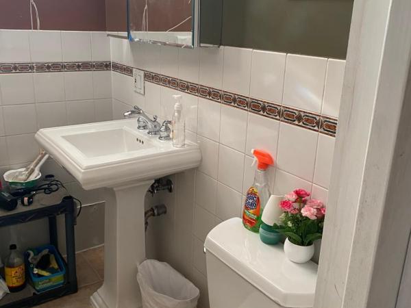 Hollywood Rentals LLC : photo 9 de la chambre chambre double avec salle de bains commune