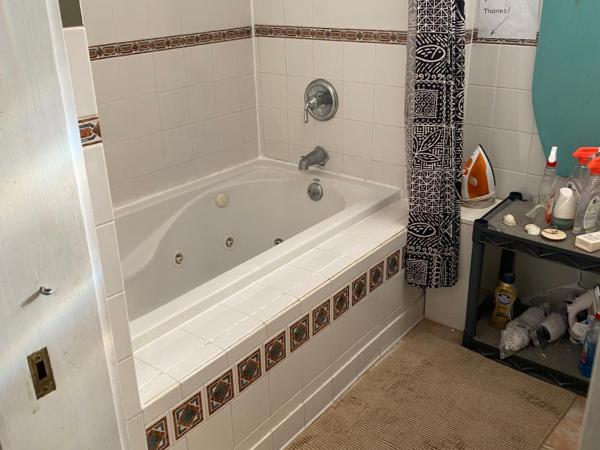 Hollywood Rentals LLC : photo 10 de la chambre chambre double avec salle de bains commune