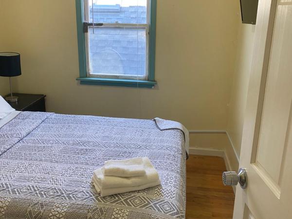 Hollywood Rentals LLC : photo 3 de la chambre chambre double avec salle de bains commune