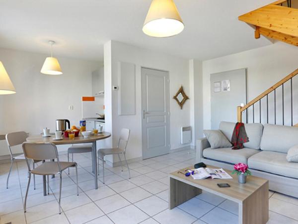 Vacancéole - Résidence Cap Camargue : photo 3 de la chambre appartement duplex (6 adultes)