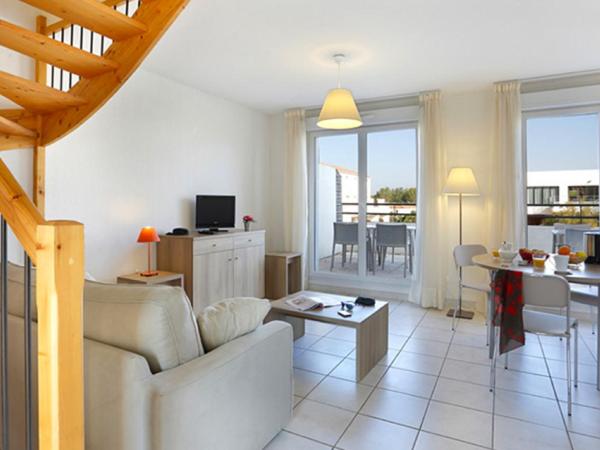 Vacancéole - Résidence Cap Camargue : photo 4 de la chambre appartement duplex (6 adultes)