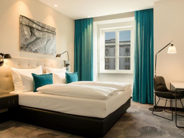 Motel One Linz-Hauptplatz : photo 4 de la chambre chambre lit king-size standard