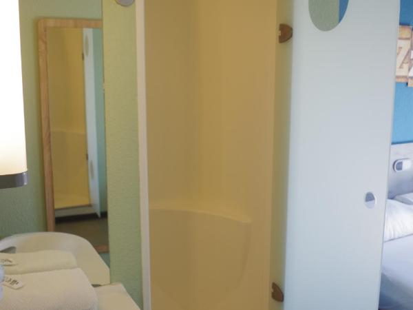 ibis budget Narbonne Est : photo 9 de la chambre chambre triple