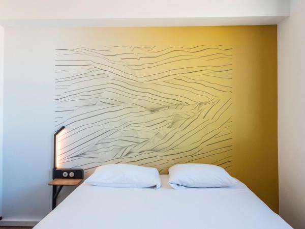 B&B HOTEL Nice Aéroport Arenas : photo 10 de la chambre chambre double - accessible aux personnes à mobilité réduite 