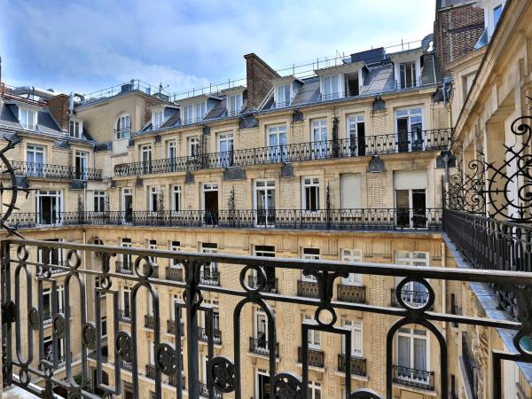 Fraser Suites Le Claridge Champs-Elyses : photo 6 de la chambre suite de luxe avec vue sur patio 