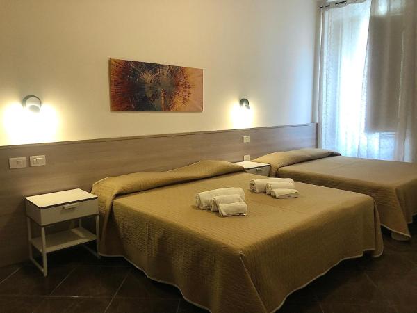 Hotel Nazionale : photo 4 de la chambre chambre quadruple avec salle de bains privative