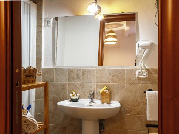 B&B La Corte San Francesco : photo 6 de la chambre chambre double avec salle de bains privative