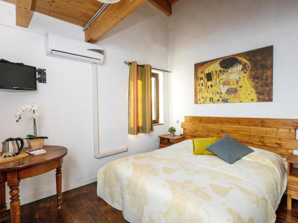B&B La Corte San Francesco : photo 1 de la chambre chambre double avec salle de bains privative
