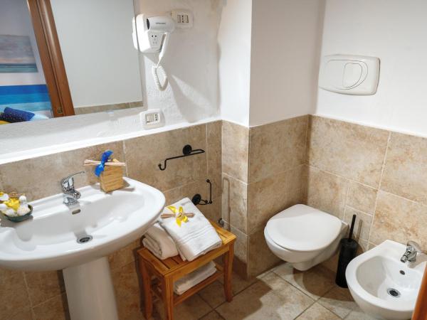 B&B La Corte San Francesco : photo 4 de la chambre chambre double ou lits jumeaux avec salle de bains privative