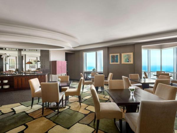 Shangri-La Dubai : photo 2 de la chambre chambre club horizon lit king-size - accès au salon avec goûter, boissons sans alcool toute la journée, apéritifs & canapés en soirée 