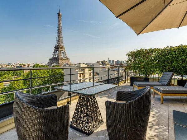Shangri-La Paris : photo 2 de la chambre chambre lit king-size avec terrasse - vue sur tour eiffel