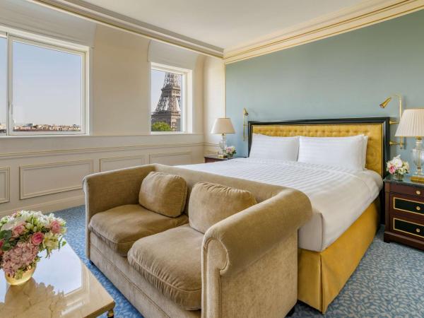 Shangri-La Paris : photo 4 de la chambre chambre lit king-size avec terrasse - vue sur tour eiffel