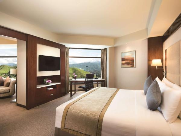 Shangri-La Shenzhen - Nearby Luohu Border, Outdoor Swimming Pool : photo 5 de la chambre suite lit king-size exécutive avec avantages club
